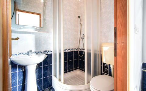 Plavi: Luminaire Plomberie, Salle De Bains, Lavabo, Sol, Sol, Design Intérieur, Évier, Plomberie, Pièce, Toilette