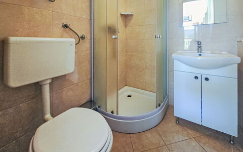 Palada: Luminaire Plomberie, Sol, Sol, Design Intérieur, Salle De Bains, Lavabo, Évier, Toilette, Pièce, Plomberie