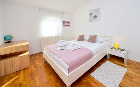 Marija: Lit, Design Intérieur, Chambre, Meubles, Drap De Lit, Sol, Literie, Pièce, Sol, Textile