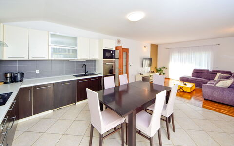 Marija: Meubles, Sol, Design Intérieur, Sol, Plafond, Table Cuisine Et Salle A Manger, Table, Chaise, Cuisine, Pièce