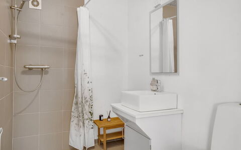 Nette - 2Km to the Fjord: Sol, Design Intérieur, Luminaire Plomberie, Sol, Mur, Évier, Salle De Bains, Plafond, Robinet, Toilette
