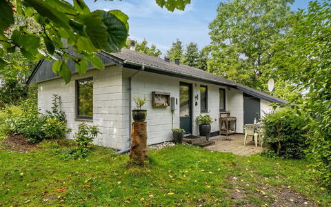 Velika - 300M to the Fjord: Herbe, Maison, Chalet, Arbuste, Domicile, Toit, Zone Rurale, Couverture De Sol, Jardin