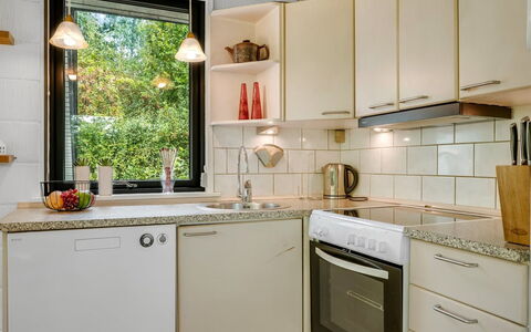Velika - 300M to the Fjord: Appareil De Cuisine, Cuisine, Comptoir, Principaux Appliance, Design Intérieur, Cabinetry, Électroménager, Cuisinière, Evier, Sol
