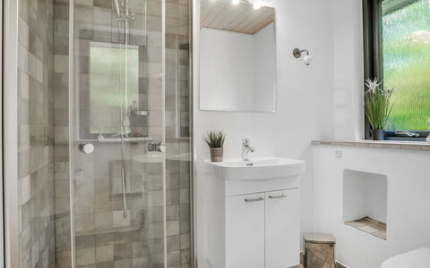 Velika - 300M to the Fjord: Salle De Bains, Design Intérieur, Luminaire Plomberie, Sol, Mur, Sol, Évier, Plafond, Toilette, Armoire De Toilette
