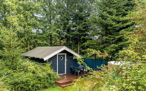 Velika - 300M to the Fjord: Arbuste, Chalet, Jardin, Batiments Jardin, Cabanon, Couverture De Sol, Arrière-Cour, Siding, Aménagement Paysager, Pelouse