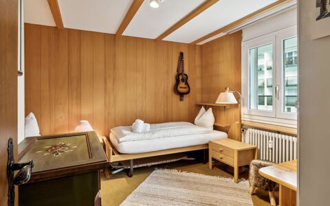 Nr.63 Haus Ladina: Meubles, Design Intérieur, Sol, Sol, Bois, Chambre, Lit, Plafond, Pièce, Éclairage