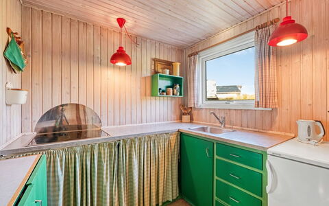 Acucena - 500M from the Sea: Bois, Plafond, Luminaire, Cuisine, Tache De Bois, Comptoir, Peindre, Cabinetry