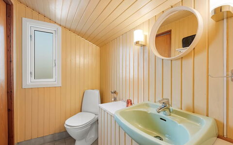 Acucena - 500M from the Sea: Luminaire Plomberie, Bois, Sol, Lavabo, Sol, Design Intérieur, Évier, Plafond, Salle De Bains, Robinet