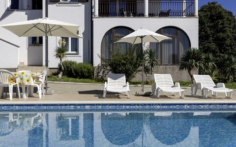 Meri: Meubles, Piscine, Recours, Mobilier De Jardin, Biens, Chaise, Villa, Hôtel, Ombre, Eco Hôtel
