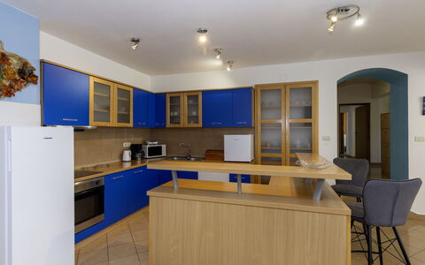 Meri: Meubles, Sol, Bois, Design Intérieur, Sol, Cabinetry, Plafond, Comptoir, Cuisine, Éclairage