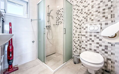 Vlado: Salle De Bains, Luminaire Plomberie, Sol, Design Intérieur, Sol, Toilette, Siège De Toilette, Plomberie, Tuile, Robinet