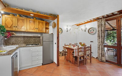 Ortensia 691.2: Design Intérieur, Meubles, Bois, Sol, Plafond, Sol, Pièce, Cuisine, Cabinetry, Comptoir