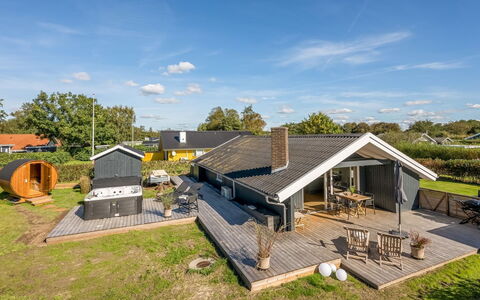 Thamina - 200M to the Fjord: Domicile, Toit, Maison, Porte, Chalet, Ombre, Jardin, Couverture De Sol, Porche, Cour