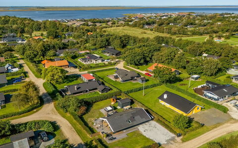 Thamina - 200M to the Fjord: Domicile, Toit, Maison, Porte, Chalet, Ombre, Jardin, Couverture De Sol, Porche, Cour