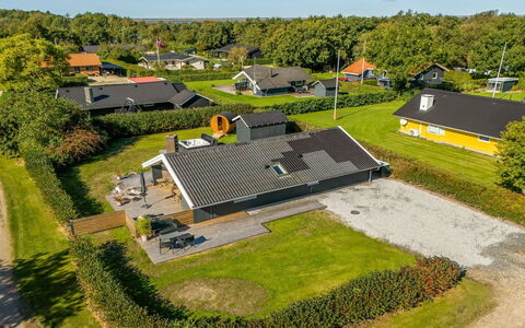 Thamina - 200M to the Fjord: Domicile, Toit, Maison, Porte, Chalet, Ombre, Jardin, Couverture De Sol, Porche, Cour