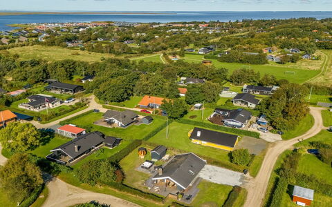 Thamina - 200M to the Fjord: Domicile, Toit, Maison, Porte, Chalet, Ombre, Jardin, Couverture De Sol, Porche, Cour