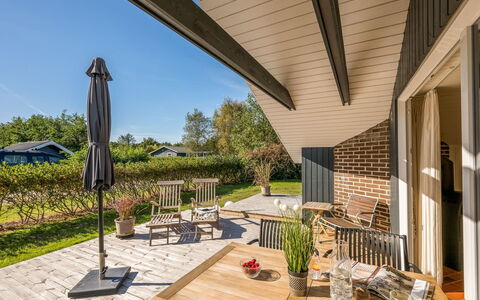 Thamina - 200M to the Fjord: Domicile, Toit, Maison, Porte, Chalet, Ombre, Jardin, Couverture De Sol, Porche, Cour