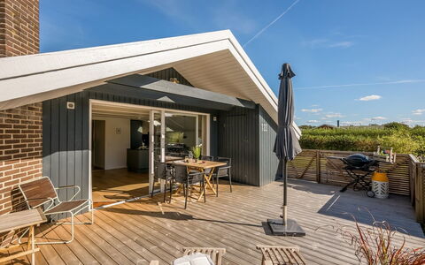 Thamina - 200M to the Fjord: Domicile, Toit, Maison, Porte, Chalet, Ombre, Jardin, Couverture De Sol, Porche, Cour