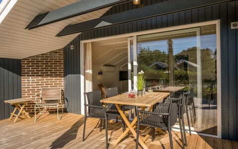 Thamina - 200M to the Fjord: Domicile, Toit, Maison, Porte, Chalet, Ombre, Jardin, Couverture De Sol, Porche, Cour