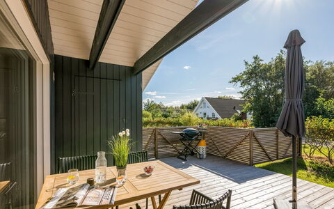 Thamina - 200M to the Fjord: Domicile, Toit, Maison, Porte, Chalet, Ombre, Jardin, Couverture De Sol, Porche, Cour