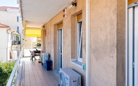 Marina: Bois, Sol, Composite, Porte, Appartement, Balcon, Tache De Bois, Ombre, Balustrade