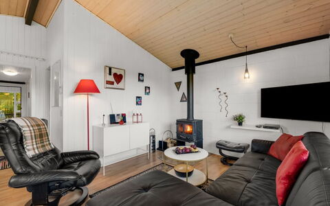 Sjarlotte - 400M to the Fjord: Domicile, Toit, Maison, Porte, Chalet, Ombre, Jardin, Couverture De Sol, Porche, Cour