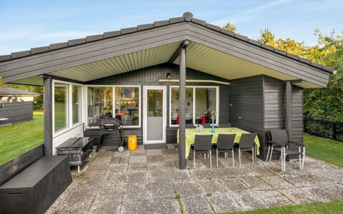 Sjarlotte - 400M to the Fjord: Domicile, Toit, Maison, Porte, Chalet, Ombre, Jardin, Couverture De Sol, Porche, Cour