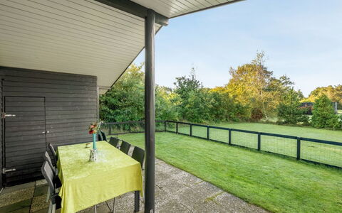 Sjarlotte - 400M to the Fjord: Domicile, Toit, Maison, Porte, Chalet, Ombre, Jardin, Couverture De Sol, Porche, Cour