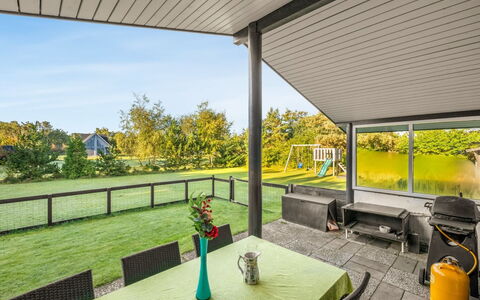 Sjarlotte - 400M to the Fjord: Domicile, Toit, Maison, Porte, Chalet, Ombre, Jardin, Couverture De Sol, Porche, Cour