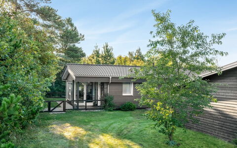 Sjarlotte - 400M to the Fjord: Domicile, Toit, Maison, Porte, Chalet, Ombre, Jardin, Couverture De Sol, Porche, Cour
