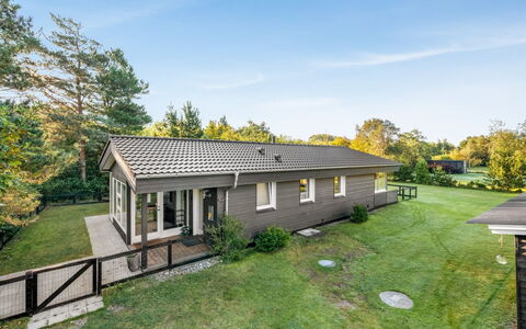 Sjarlotte - 400M to the Fjord: Domicile, Toit, Maison, Porte, Chalet, Ombre, Jardin, Couverture De Sol, Porche, Cour
