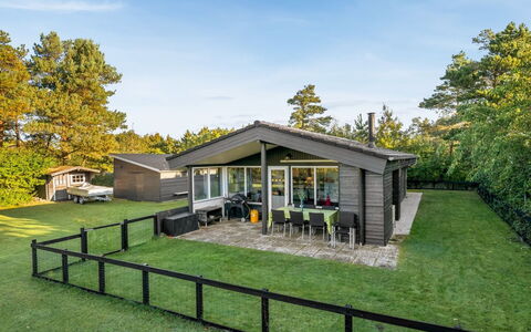 Sjarlotte - 400M to the Fjord: Domicile, Toit, Maison, Porte, Chalet, Ombre, Jardin, Couverture De Sol, Porche, Cour
