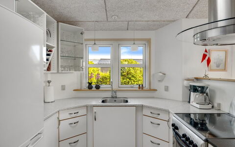Skarthi - 200M from the Sea: Cuisine, Plafond, Appareil De Cuisine, Comptoir, Design Intérieur, Sol, Principaux Appliance, Éclairage, Cabinetry, Sol