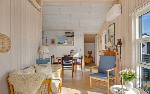 Skarthi - 200M from the Sea: Meubles, Bois, Sol, Design Intérieur, Sol, Plafond, Domicile, Pièce, Chaise, Salon