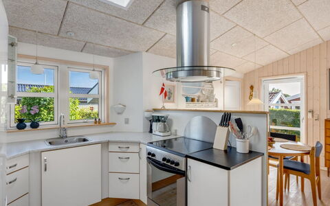 Skarthi - 200M from the Sea: Cuisine, Design Intérieur, Sol, Plafond, Bois, Comptoir, Appareil De Cuisine, Luminaire, Sol, Principaux Appliance