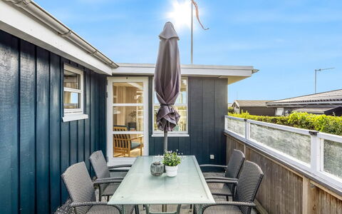 Skarthi - 200M from the Sea: Meubles, Porte, Domicile, Sol, Chaise, Dur, Ombre, Mobilier De Jardin, Tableau De Plein Air, Table Cuisine Et Salle A Manger