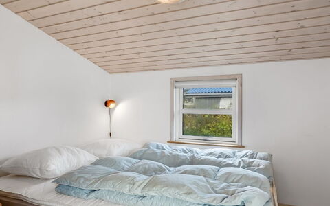 Skarthi - 200M from the Sea: Chambre, Bois, Plafond, Lit, Design Intérieur, Drap De Lit, Literie, Éclairage, Sol, Cadre De Lit