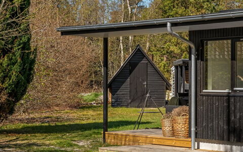 Sofija - from the Sea: Bois, Ombre, Batiments Jardin, Jardin, Arrière-Cour, Structure En Plein Air, Cour, Cabanon, Porche, Siding
