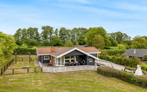 Joonatan - 900M from the Sea: Toit, Maison, Domicile, Chalet, Porte, Siding, Plate-Forme, Porche, Planche, Dur