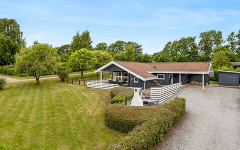 Joonatan - 900M from the Sea: Toit, Maison, Domicile, Chalet, Porte, Siding, Plate-Forme, Porche, Planche, Dur