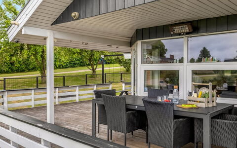 Joonatan - 900M from the Sea: Toit, Maison, Domicile, Chalet, Porte, Siding, Plate-Forme, Porche, Planche, Dur