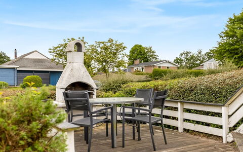 Joonatan - 900M from the Sea: Toit, Maison, Domicile, Chalet, Porte, Siding, Plate-Forme, Porche, Planche, Dur