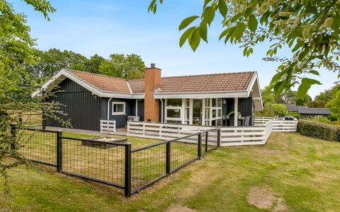 Joonatan - 900M from the Sea: Toit, Maison, Domicile, Chalet, Porte, Siding, Plate-Forme, Porche, Planche, Dur