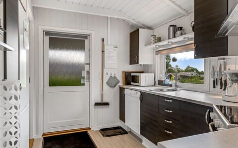 Joonatan - 900M from the Sea: Toit, Maison, Domicile, Chalet, Porte, Siding, Plate-Forme, Porche, Planche, Dur