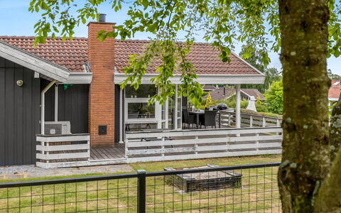 Joonatan - 900M from the Sea: Toit, Maison, Domicile, Chalet, Porte, Siding, Plate-Forme, Porche, Planche, Dur