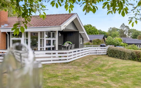 Joonatan - 900M from the Sea: Toit, Maison, Domicile, Chalet, Porte, Siding, Plate-Forme, Porche, Planche, Dur