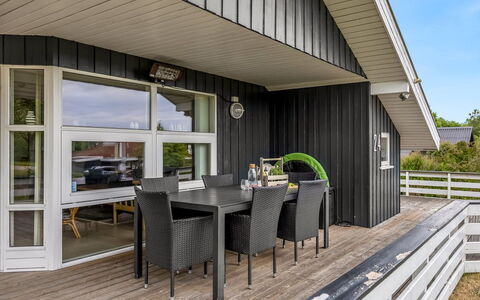 Joonatan - 900M from the Sea: Toit, Maison, Domicile, Chalet, Porte, Siding, Plate-Forme, Porche, Planche, Dur