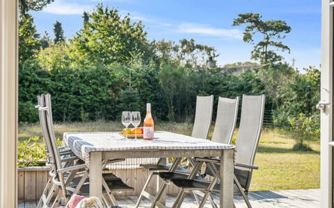 Alvia - 1.6Km from the Sea: Végétation, Arbuste, Printemps, Chalet, Jardin, Ombre, Arrière-Cour, Cour, Chaise