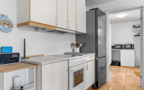 Skarthi - 300M from the Sea: Appareil De Cuisine, Cuisine, Meubles, Principaux Appliance, Comptoir, Cabinetry, Design Intérieur, Cuisinière, Électroménager, Bois