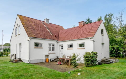 Kätlin - 900M from the Sea: Bois, Meubles, Appartement, Pièce, Plafond, Tache De Bois, Chaise, Dur, Vernis, Lumber